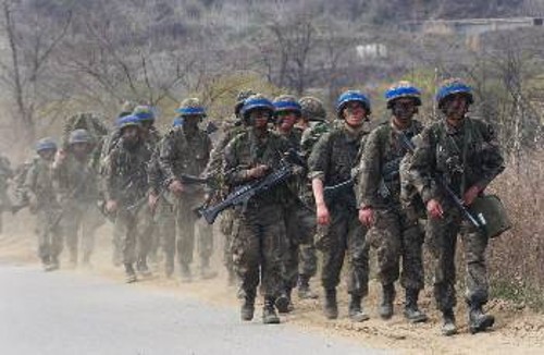 Από στρατιωτική άσκηση Νοτιοκορεατών στρατιωτών προχτές κοντά στην αποστρατιωτικοποιημένη ζώνη με τη ΛΔ Κορέας...
