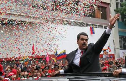 Ο Ν. Μαδούρο μετά την τελετή ορκωμοσίας χαιρετάει τη μεγάλη λαϊκή συγκέντρωση στο Καράκας