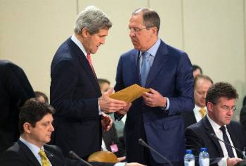 Απρίλης του 2013: Οι ΥΠΕΞ Ρωσίας και ΗΠΑ, Λαβρόφ και Κέρι, σε Συμβούλιο ΝΑΤΟ - Ρωσίας. Το 2014, ακολούθησαν η ιμπεριαλιστική επέμβαση ΗΠΑ, ΝΑΤΟ και ΕΕ και η απάντηση της Ρωσίας, με την ενσωμάτωση της Κριμαίας, ενώ οι συναντήσεις υψηλού επιπέδου «πάγωσαν»