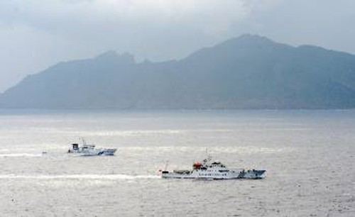 Σκάφος της ιαπωνικής ακτοφυλακής (στα αριστερά) και κινεζικό σκάφος «Θαλάσσιας Παρακολούθησης» (στα δεξιά) κατά τη διάρκεια του περιστατικού έντασης την περασμένη Τρίτη ανοιχτά των επίμαχων νησιών στη Θάλασσα της Ανατολικής Κίνας