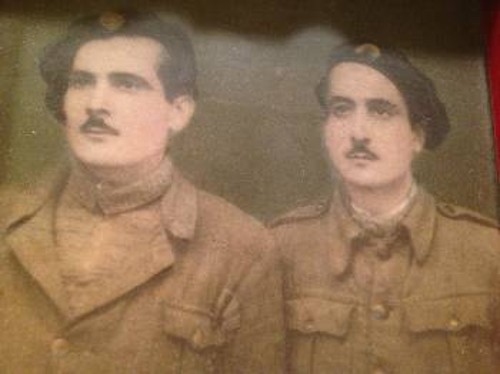 Ο Κ. Λέκκας (δεξιά) μαζί με τον αδελφό του Γιάννη Λέκκα όταν ήταν μαχητές του ΕΛΑΣ. Στον ΕΛΑΣ ανήκαν και τα δύο άλλα αδέλφια του, ο Στράτος και ο Γιώργος