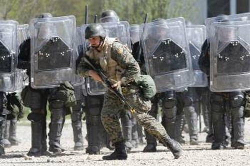 Η εκπαίδευση των Ενόπλων Δυνάμεων στην καταστολή του «εχθρού λαού» εντάσσεται στους σχεδιασμούς της ΕΕ (φωτ. από σχετική άσκηση της δύναμης του Ευρωστρατού στη Βοσνία)