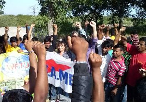 Αποστολή αλληλεγγύης του ΠΑΜΕ και της ΠΣΟ στους εργάτες γης της Μανωλάδας