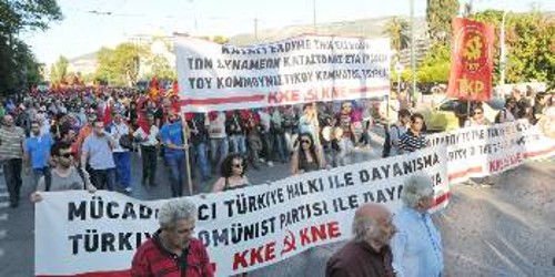 Το λάβαρο του ΚΚ Τουρκίας στη χτεσινή κινητοποίηση του ΚΚΕ και της ΚΝΕ