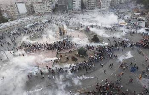 Από τη βάρβαρη επέμβαση της αστυνομίας την Τετάρτη το απόγευμα στην πλατεία Ταξίμ