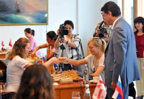 Ο Καλμούχος πρόεδρος της F.Ι.D.E. Κιρσάν Ιλιουμτζίνοβ παρακολουθεί τις κορυφαίες σκακίστριες του Γκραν Πρι
