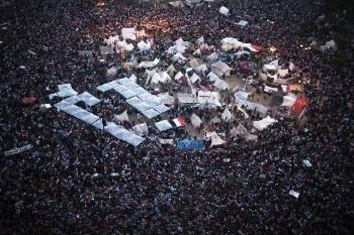Η πλατεία Ταχρίρ του Καΐρου πλημμύρισε από κόσμο