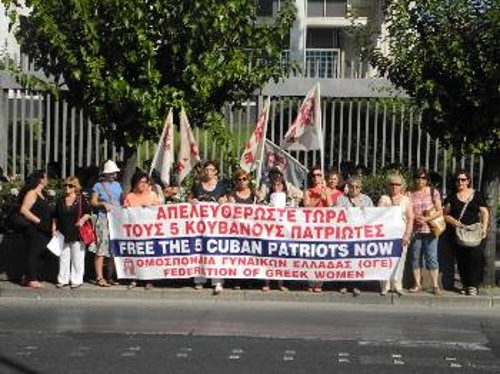 Από την παράσταση διαμαρτυρίας που πραγματοποίησε η ΟΓΕ στην πρεσβεία των ΗΠΑ στις 5 Ιούλη