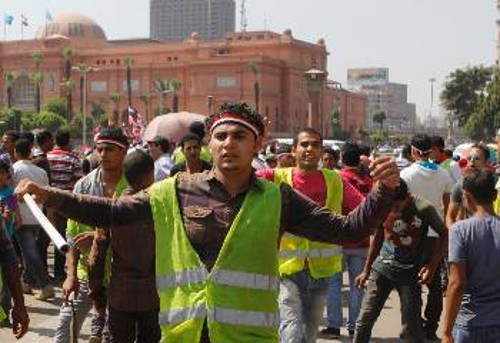 Αντίπαλοι και οπαδοί του ανατραπέντος Προέδρου Μούρσι βγήκαν και πάλι χτες στους δρόμους