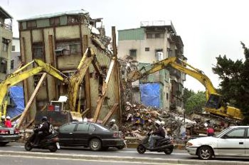 Σκηνικό καταστροφής: Η πτώση ενός γερανού από το σεισμό στην Ταϊπέι κόστισε τις ζωές 5 εργατών