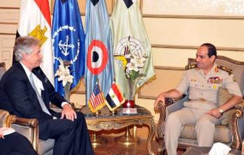 Ο υφυπουργός Εξωτερικών των ΗΠΑ με τον Αιγύπτιο στρατηγό ελ Σίσι