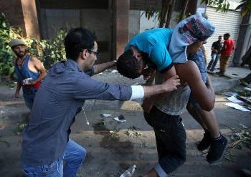 Νέες σκληρές συγκρούσεις, με νεκρούς και τραυματίες, σημειώθηκαν και χτες στο Κάιρο