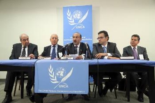 Οι εκπρόσωποι της λεγόμενης Συριακής Αντιπολίτευσης σε αίθουσα στα γραφεία του ΟΗΕ απαντούν σε δημοσιογράφους μετά την, όπως λέγεται, άτυπη συνάντηση με το Συμβούλιο Ασφαλείας του ΟΗΕ