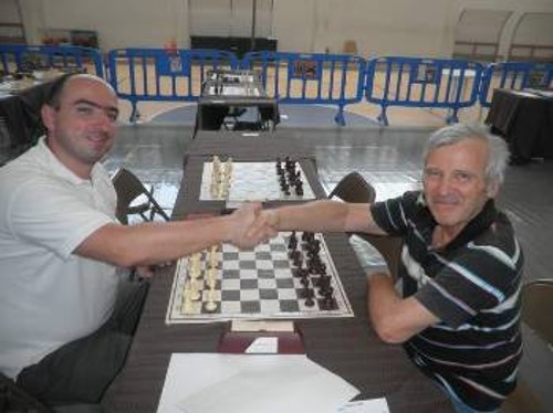 Ο προπονητής της Σάμου Νίκος Ροκοπάνος (αριστερά) σε εγκάρδιο χαιρετισμό με τον ισχυρό Ικαριώτη σκακιστή Ν. Ξενάκη. Για τις ποικίλες δραστηριότητες του «Ικαρος 2013» θα επανέλθουμε στα αμέσως επόμενα φύλλα του «Ρ»