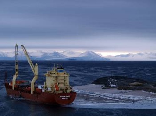 Εμπορικό πλοίο σε περιοχή της Αρκτικής