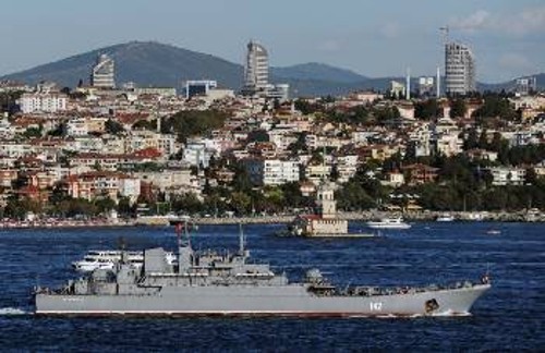 Ρωσικό πολεμικό πλοίο διασχίζει τα Στενά του Βοσπόρου με κατεύθυνση τη Συρία