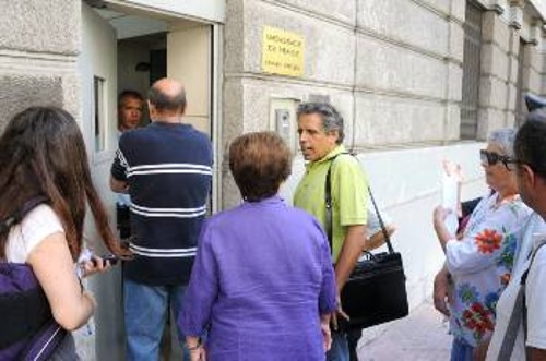 Με μισόκλειστη την πόρτα, ο υπάλληλο της πρεσβείας παρέλαβε την επιστολή των φορέων προς τη γαλλική κυβέρνηση