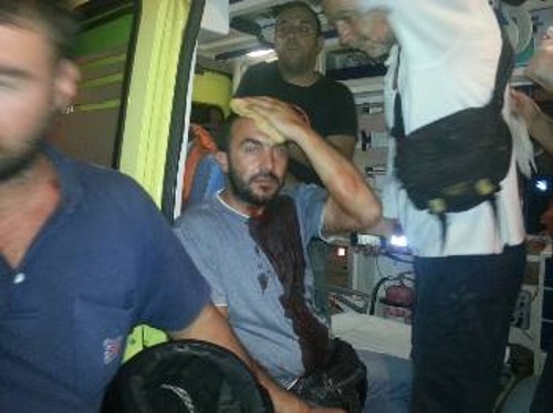 Λίγο μετά τη δολοφονική επίθεση στο Πέραμα ο Σ. Πουλικόγιαννης αιμόφυρτος στο ασθενοφόρο