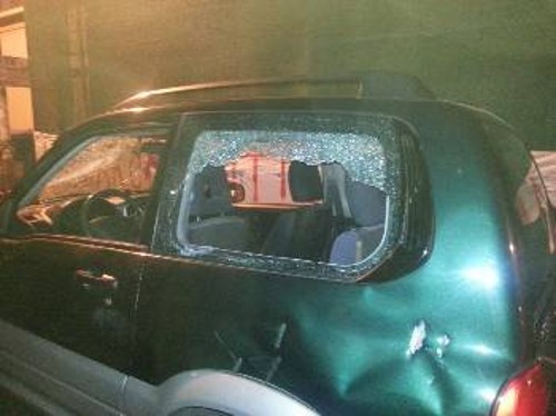Τα σημάδια από την επίθεση των φασιστοειδών της Χρυσής Αυγής σε αυτοκίνητο στο χώρο της επίθεσης