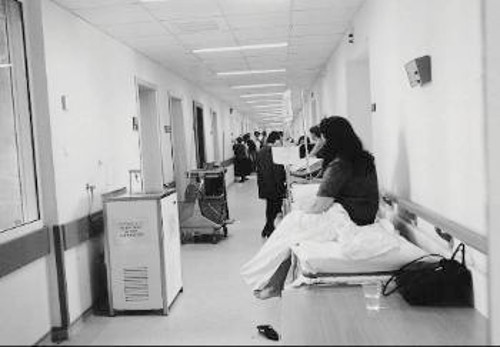 Νοσηλεία στο διάδρομο. Εξευτελισμός στην ώρα της ανάγκης