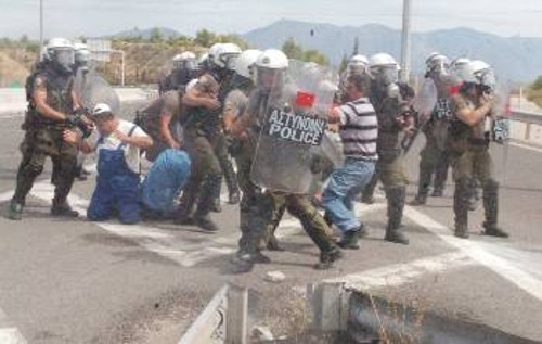 Από την επίθεση στους εργαζόμενους της ΛΑΡΚΟ, στο ύψος της γέφυρας Μαρτίνου
