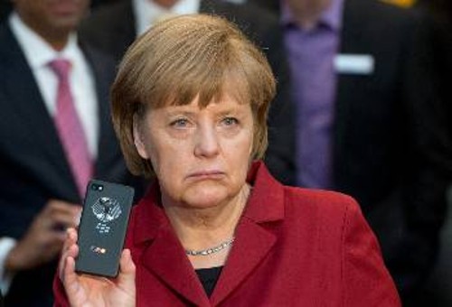 Η Γερμανίδα καγκελάριος επιδεικνύει το κινητό της τηλέφωνο, που κατηγορεί τις ΗΠΑ ότι είχε γίνει και αυτό αντικείμενο παρακολούθησης