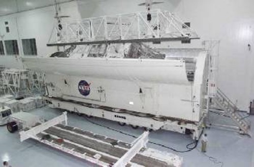 Το αρχικό τμήμα της ατράκτου που προσαρτήθηκε στον ΔΔΣ, την ώρα που τοποθετούνταν μέσα στο «κοντέινερ» με το οποίο μεταφέρθηκε σε τροχιά από το Διαστημικό Λεωφορείο «Ατλαντίς»