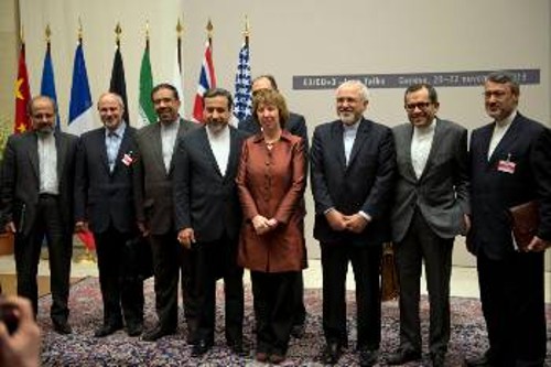 Στιγμιότυπο μετά το τέλος των παζαριών της ιρανικής αντιπροσωπείας στη Γενεύη με την ομάδα των «6». Στο κέντρο, η επικεφαλής της Κοινής Εξωτερικής Πολιτικής και Ασφάλειας της ΕΕ, Κάθριν Αστον
