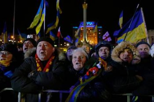 Στην Ουκρανία, λαϊκά στρώματα χειραγωγημένα από την αστική τάξη διαδηλώνουν κάτω από τις σημαίες της