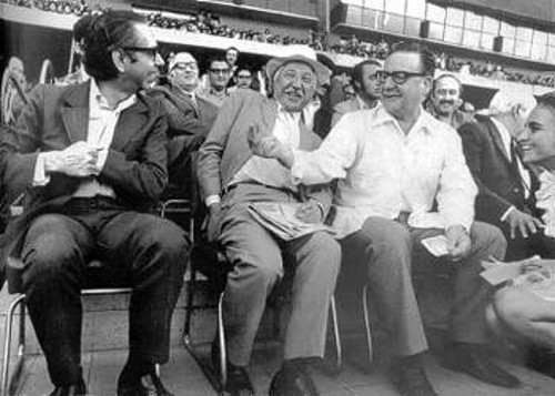 Στη φωτογραφία εμφανίζονται από δεξιά προς τ' αριστερά: Σαλβαδόρ Αλιέντε, Λουις Κορβαλάν (ΓΓ του ΚΚ Χιλής και Κάρλος Αλταμιράνο (ΓΓ του Σοσιαλιστικού Κόμματος Χιλής)