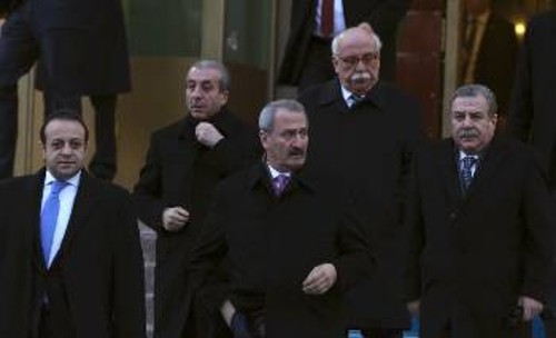 Υπουργοί της κυβέρνησης Ερντογάν. Πρώτος από αριστερά ο Εγκεμέν Μπαγίς, υπουργός για θέματα της ΕΕ, που εμπλέκεται σε υπόθεση χρηματισμού