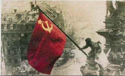 Υπάρχει ιστορική πείρα, η οποία έχει μεγάλη σημασία και για σήμερα, ούτε έχει ξεχαστεί η μεγάλη Αντιφασιστική Νίκη των Λαών, η τεράστια προσφορά του σοσιαλισμού, της ΕΣΣΔ, των εκατομμυρίων κομμουνιστών και αντιφασιστών αγωνιστών σε όλες τις χώρες, όπως και στη χώρα μας με το ΕΑΜ - ΕΛΑΣ