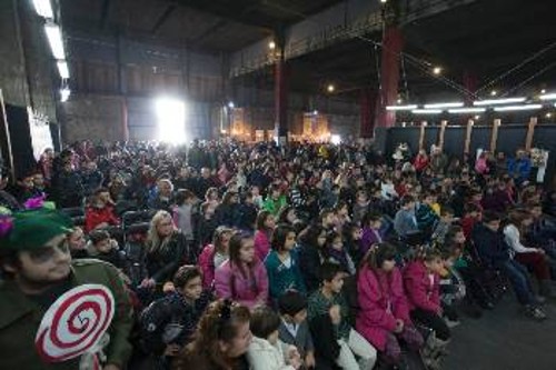 Εκατοντάδες παιδιά παρακολούθησαν τη θεατρική παράσταση στην εκδήλωση των συνδικάτων στον Πειραιά