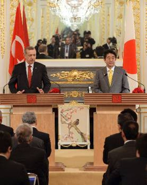 Ο Τούρκος πρωθυπουργός και ο Ιάπωνας ομόλογός του στη συνάντηση στο Τόκιο