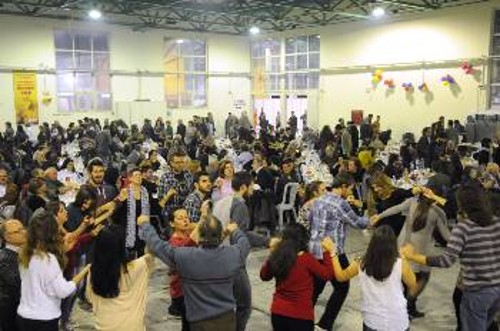 Με τραγούδι και χορό γλέντησε ο κόσμος που βρέθηκε το βράδυ της Κυριακής στο Περιστέρι
