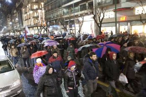 Παρά τη βροχή, πολλοί ανταποκρίθηκαν στο κάλεσμα του ΠΑΜΕ για αλληλεγγύη