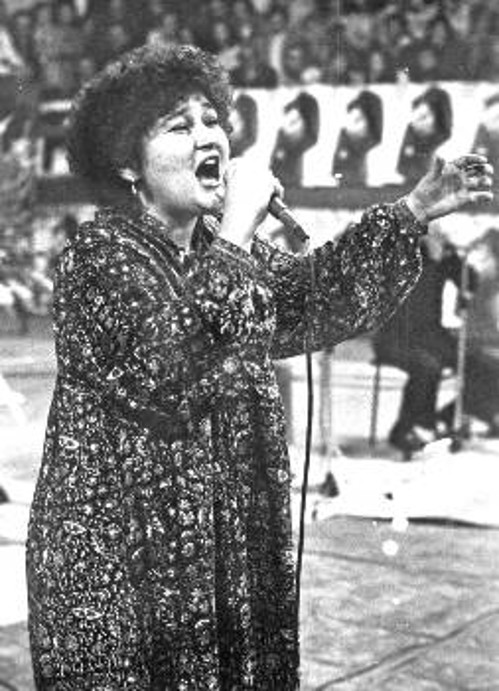 Η Μαρία Δημητριάδη τραγουδά σε εκδήλωση του «Ριζοσπάστη» το 1979