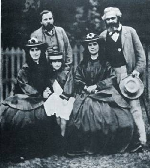 Ο Καρλ Μαρξ και ο Φρίντριχ Ενγκελς με τις τρεις κόρες του Μαρξ, Τζένι, Λάουρα και Ελεανόρ (1864)