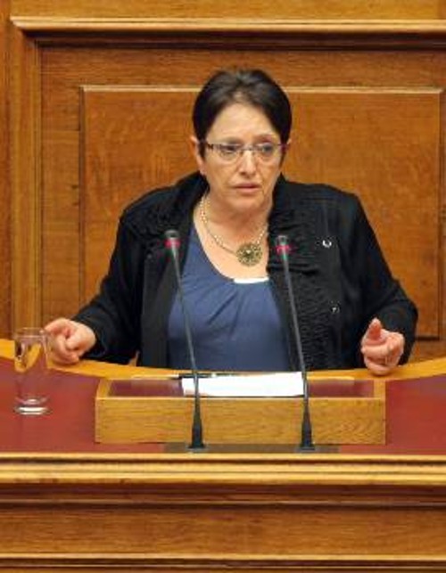 Η Αλέκα Παπαρήγα στο βήμα της Βουλής
