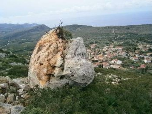 Γιγαντιαίοι βράχοι κρέμονται πάνω απ' το χωριό Αθέρας