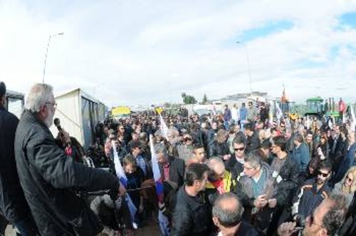 Εκ μέρους των αγροτών, ο Βαγγέλης Μπούτας υποδέχεται τους διαδηλωτές στο Μπλόκο της Νίκαιας