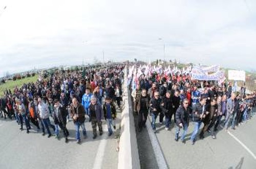 Οι διαδηλωτές συγκροτημένα βγαίνουν στην Εθνική οδό