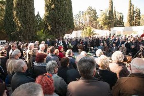 Πλήθος κόσμου στο νεκροταφείο Καισαριανής