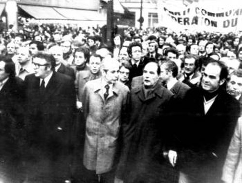 Διαδήλωση στο Παρίσι (6/12/1975). Από δεξιά: Ζορζ Μαρσέ, ΓΓ του Γαλλικού ΚΚ, Φρανσουά Μιτεράν και Ρόμπερτ Φαμπρ