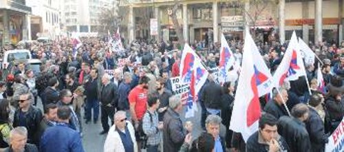 Η συγκέντρωση αλληλεγγύης που διοργάνωσαν ΠΑΜΕ - ΠΑΣΕΒΕ - ΜΑΣ και ΟΓΕ, φτάνει στην πλατεία Βάθης