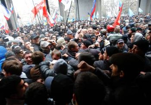 Από τις συγκρούσεις την Τετάρτη στη Συμφερόπολη, πρωτεύουσα της Κριμαίας, ανάμεσα σε ρωσόφωνους και Τατάρους