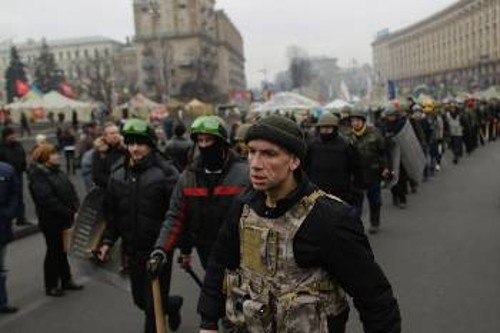 Φασιστικά τάγματα παίρνουν θέση στην «πλατεία της Ανεξαρτησίας» τις μέρες του Euromaidan