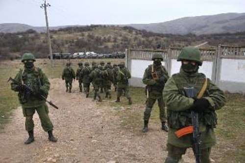 Ρώσοι στρατιώτες χωρίς διακριτικά ελέγχουν την Κριμαία