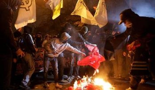 Φασίστες καίνε σημαίες με το σφυροδρέπανο τον Μάρτη του 2014