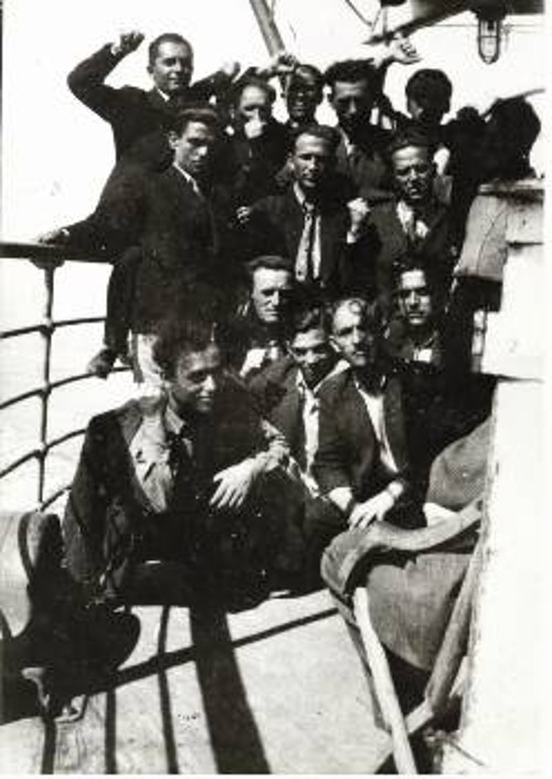 Συνδικαλιστές εργάτες της εξέγερσης του Μάη 1936 στη Θεσσαλονίκη στο πλοίο για την εξορία στον Αη Στράτη
